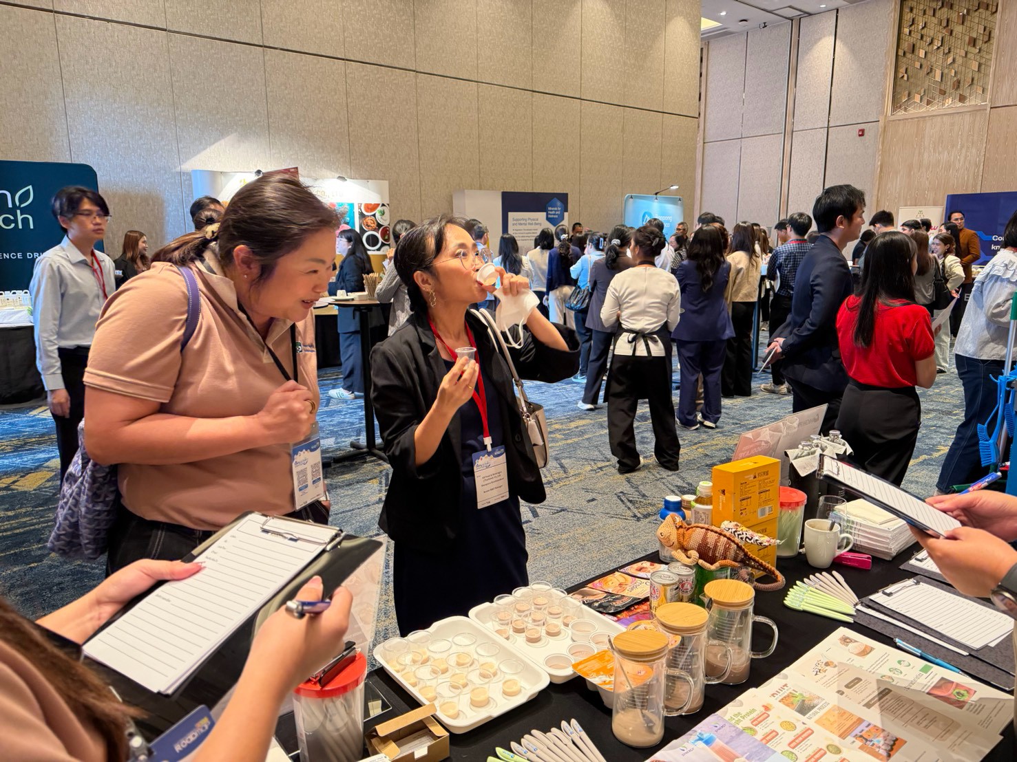 Product Tasting at Food Focus Thailand 2026 ผู้เข้าร่วมงานทดลองชิมผลิตภัณฑ์เครื่องดื่มที่บูท Chaipattana Solution ในงาน Food Focus Thailand 2026 Roadmap: Dairy & Dairy Alternatives