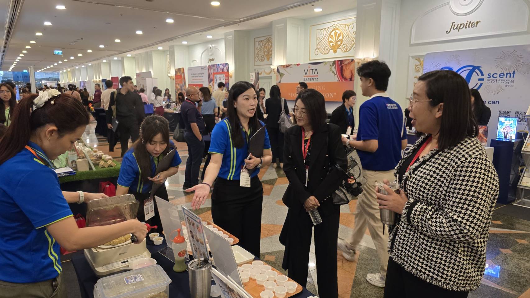 ทีมงาน Chaipattana Solution แนะนำตัวอย่างผลิตภัณฑ์และพูดคุยกับผู้เข้าชมงาน Meat & Poultry Edition 2026